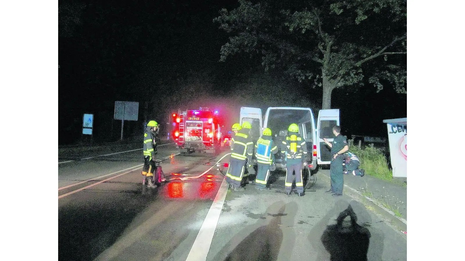 Nächtlicher Fahrzeugbrand (Foto: red)