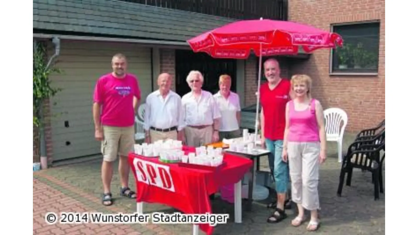 SPD Gümmer verteilt Getränke an Teilnehmer des Festumzugs (Foto: ew)