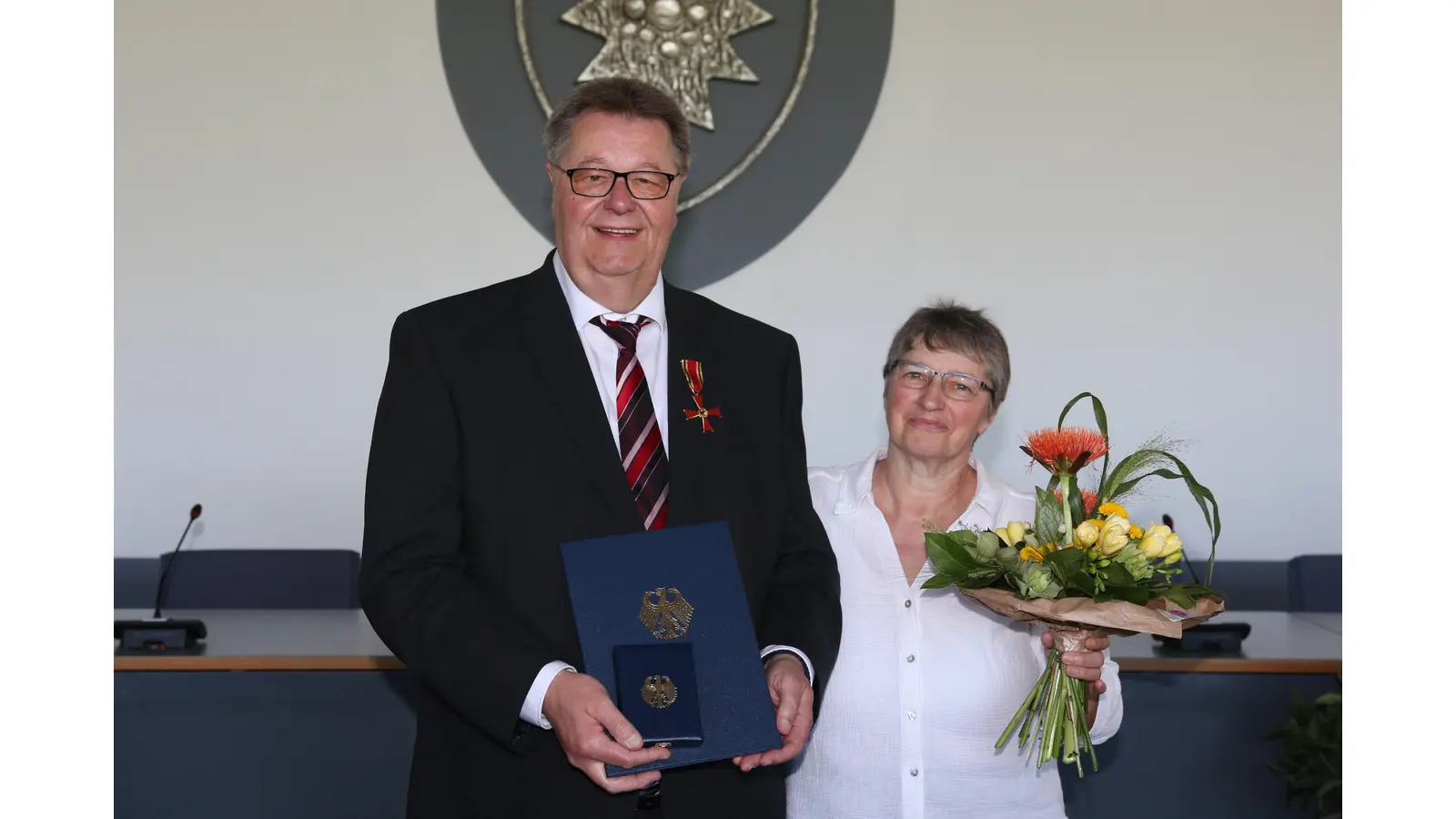 Bernd Gerberding und seine Frau Regine nach der Verleihung des Bundesverdienstkreuzes.  (Foto: bb)