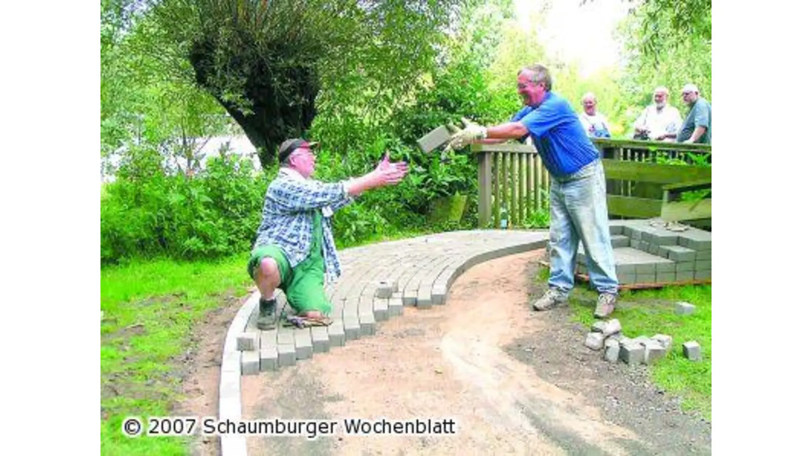 Reservisten pflastern Fußweg (Foto: red)