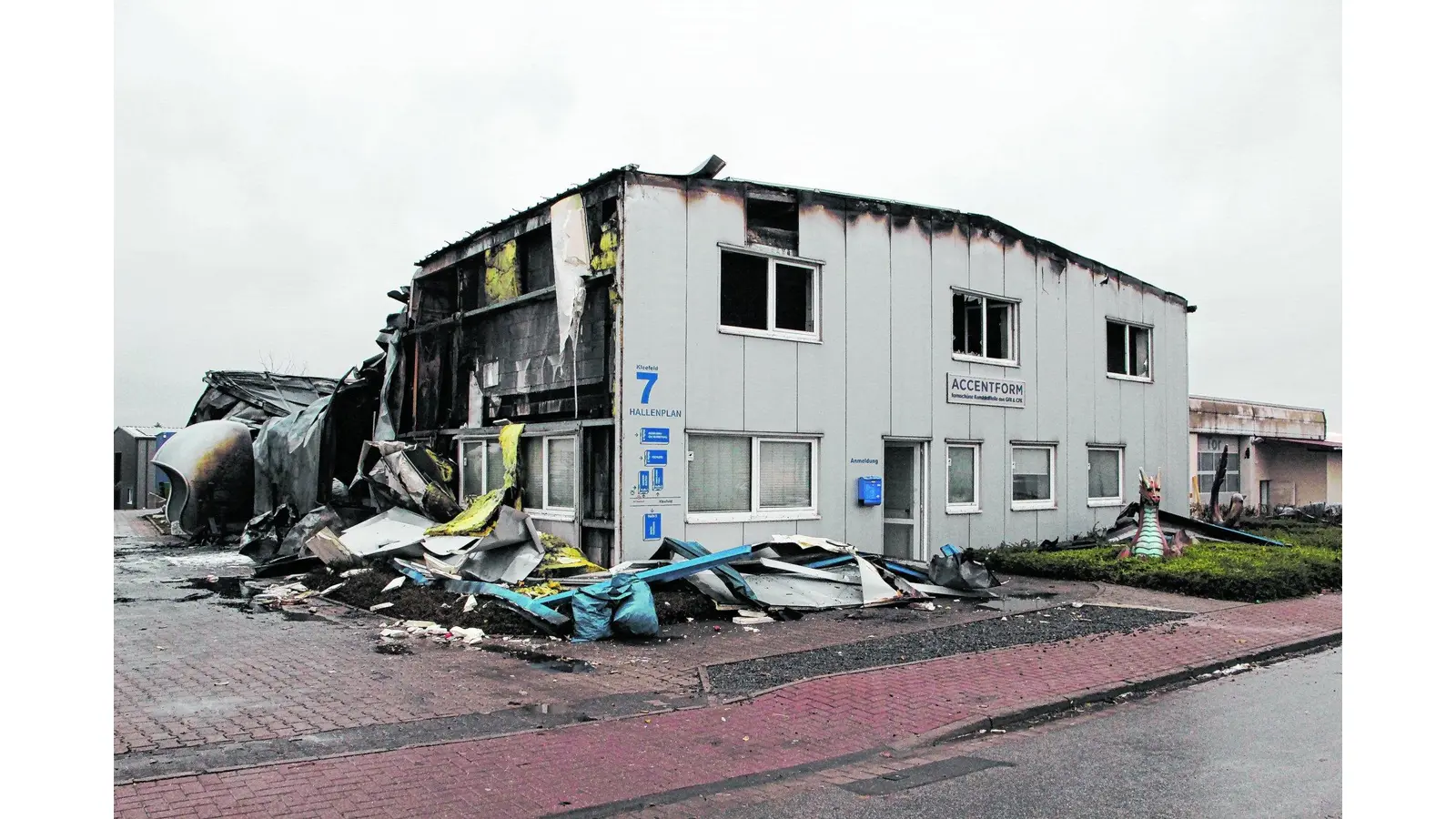 Feuer vernichtet Fabrikhalle (Foto: bb)