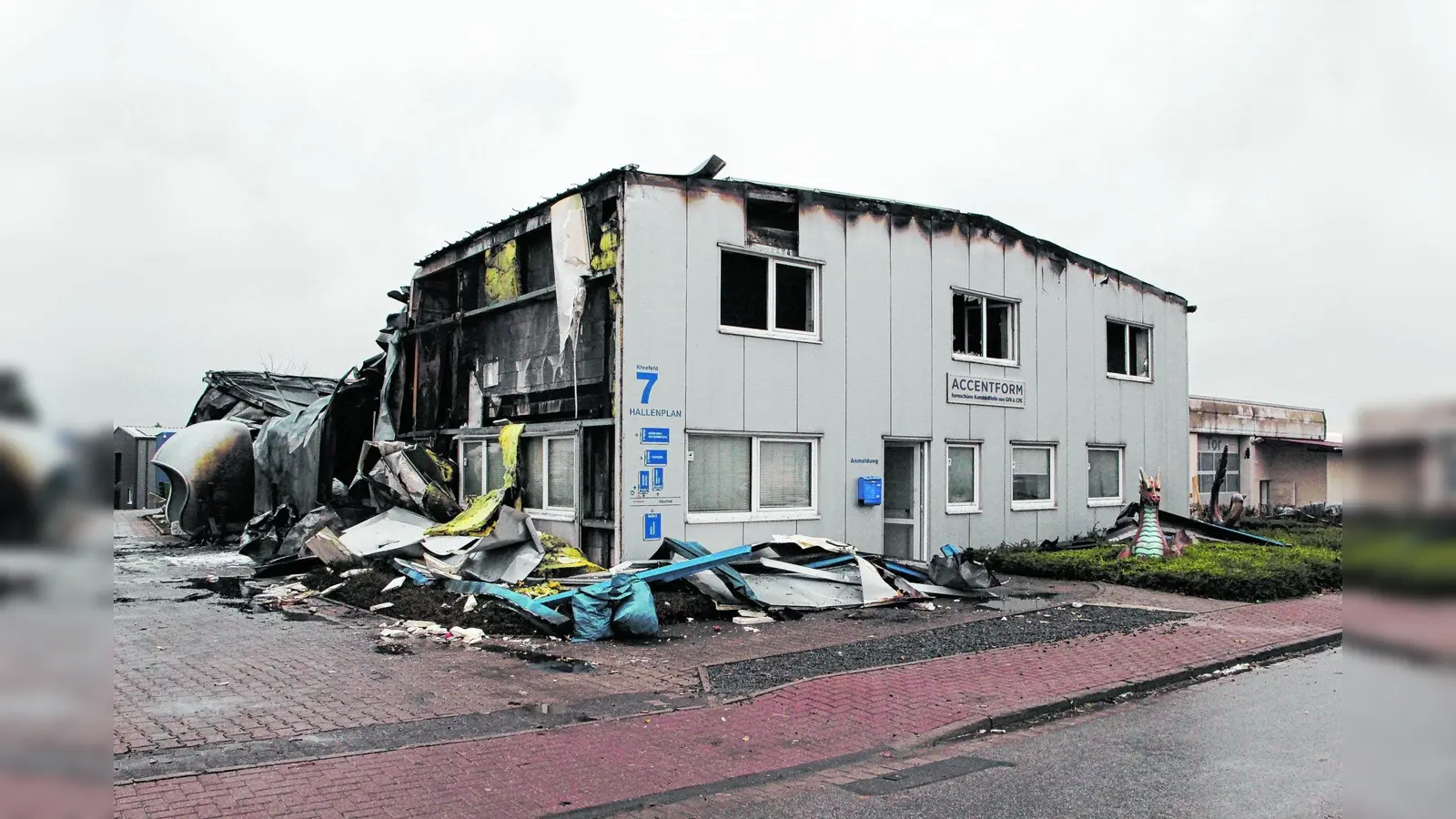 Feuer vernichtet Fabrikhalle (Foto: bb)