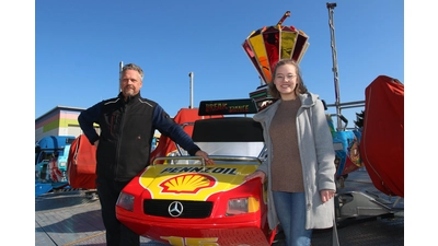 Tino Noack vom Team der Schausteller und Maxine Reith vom Fachbereich Bürgerdienste kurz vor der Eröffnung des Frühlingskrammarktes.  (Foto: bb)