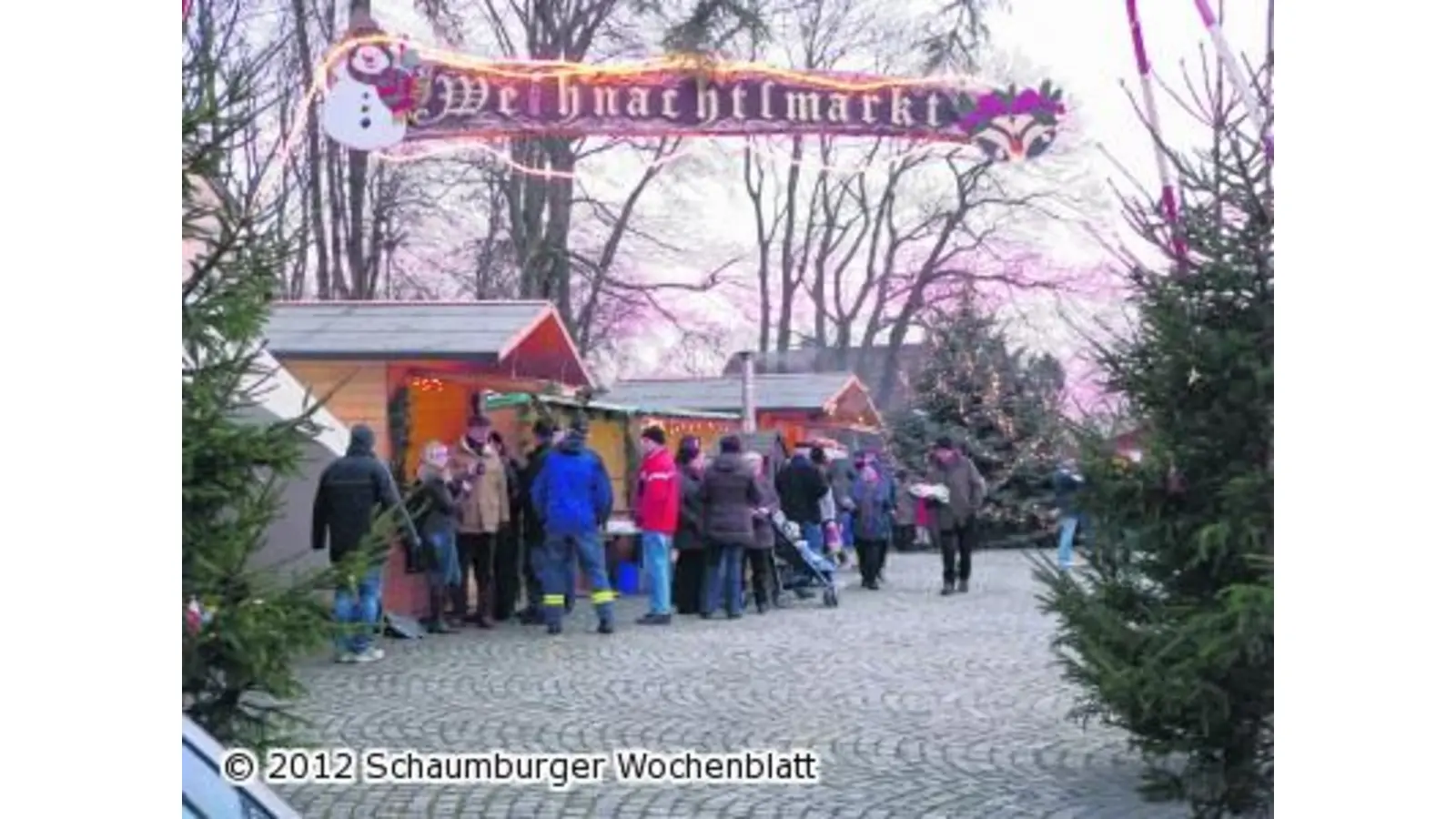 Ein Tor öffnet sich zum Weihnachtsmarkt (Foto: al)