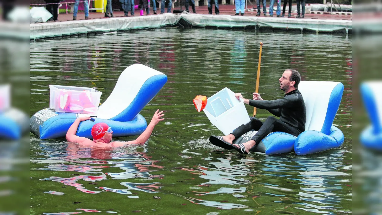 Im Gummisessel paddeln Politiker durch das Becken (Foto: red)