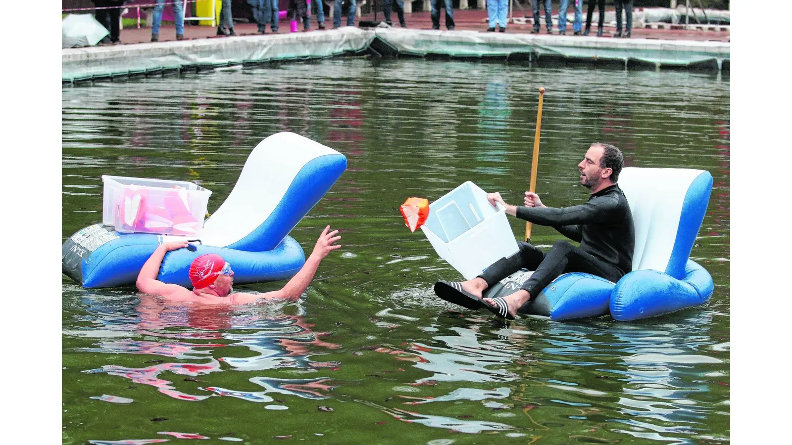 Im Gummisessel paddeln Politiker durch das Becken (Foto: red)