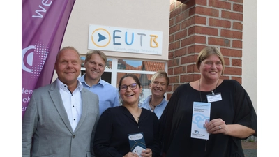 Vor der Beratungsstelle in der Stadthäger Innenstadt: v.l.n.r.: Gerd Schwesig (BVN), Oliver Theiß (Bürgermeister Stadthagen), Sunita Schwarz, Anja Wolthausen (beide EUTB), Katrin Mangelsdorf-Lüdeke (Peer-Beraterin) (Foto: ab)