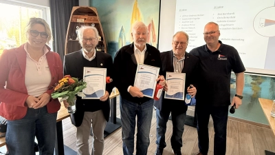 Mit Urkunden (v.li.): Ilka Schünemann, Dieter Bödeker, Friedrich-Wilhelm Obermeier, Hans-Wilhelm Henneking, Joachim Butzlaf. (Foto: privat)