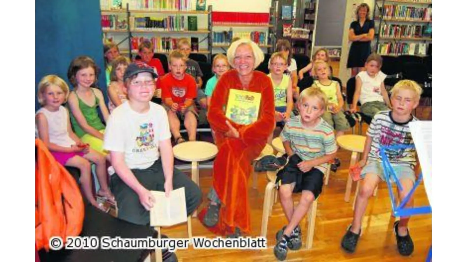 Das Burgfräulein zu Gast in der Bücherei (Foto: ste)