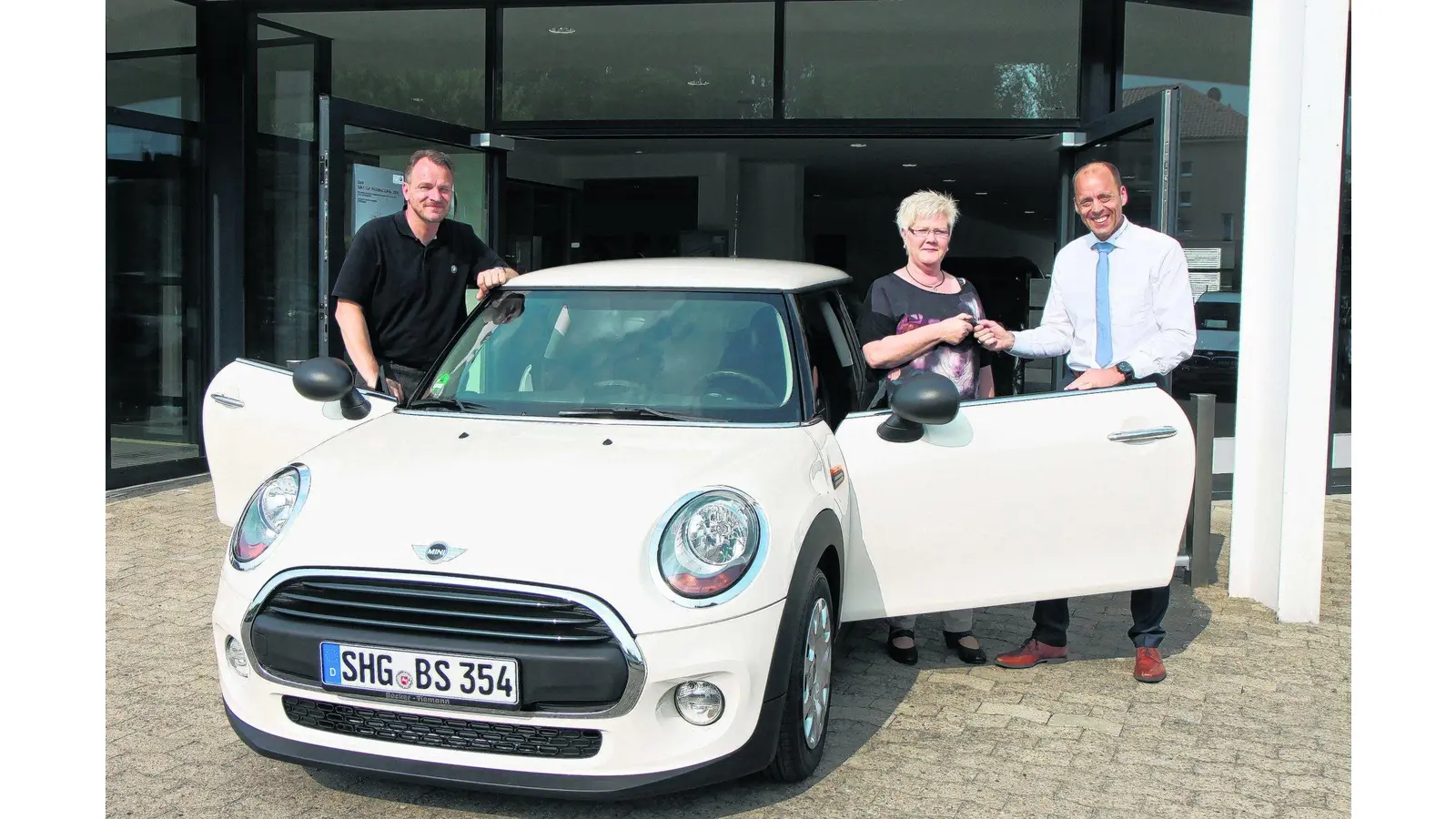 Gewinnerin fährt mit ihrem Hauptpreis nach Hause (Foto: bb)