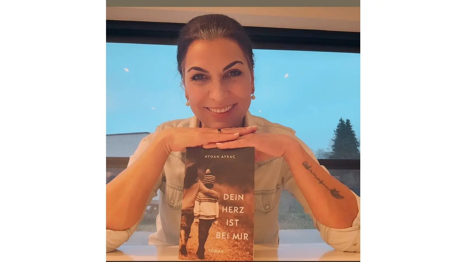 Autorin Aydan Aykaç stellt ihr Buch „Dein Herz ist bei mir” in der Stadtbücherei Stadthagen vor.  (Foto: Aydan Aykaç )