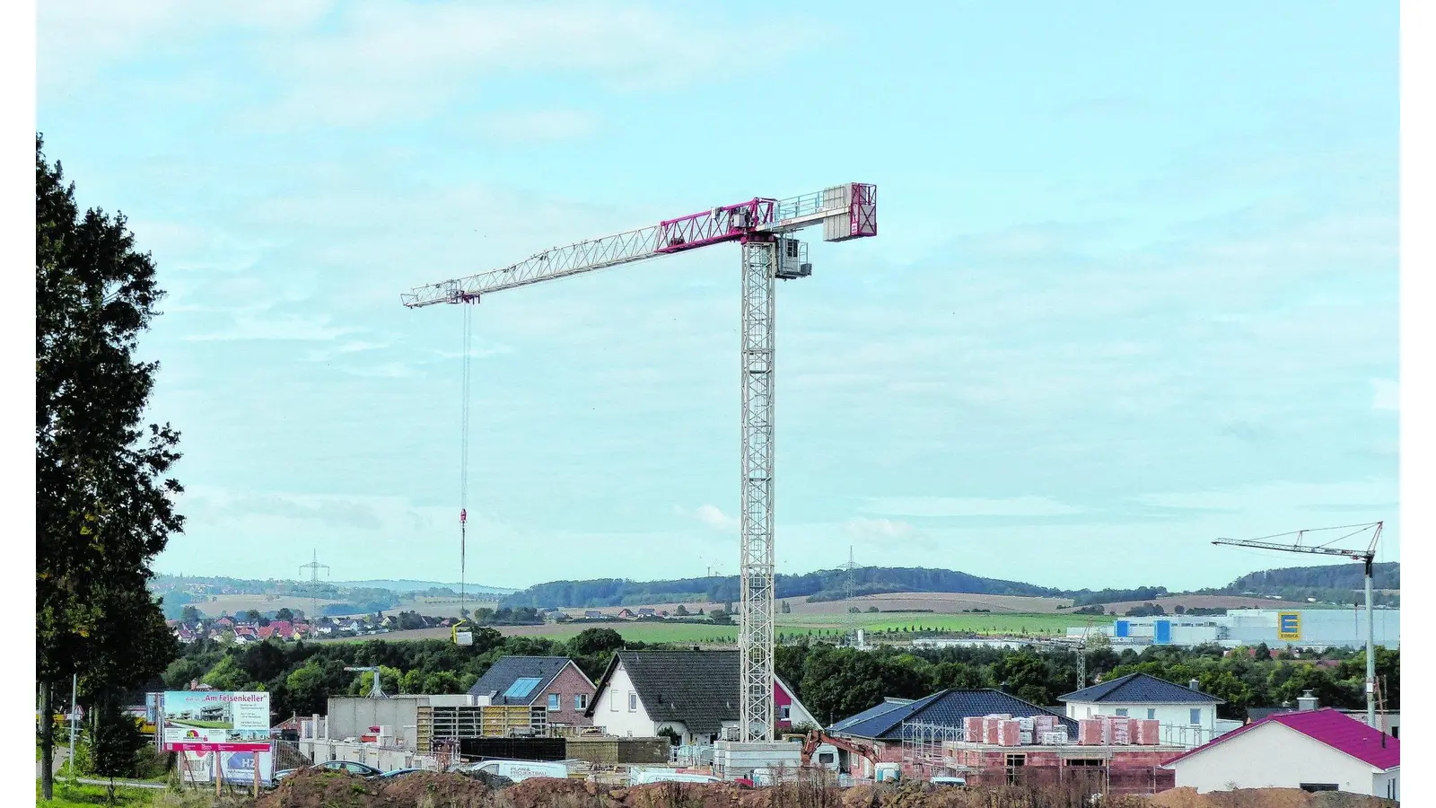 Kräne drehen sich über der künftigen Siedlung (Foto: red)