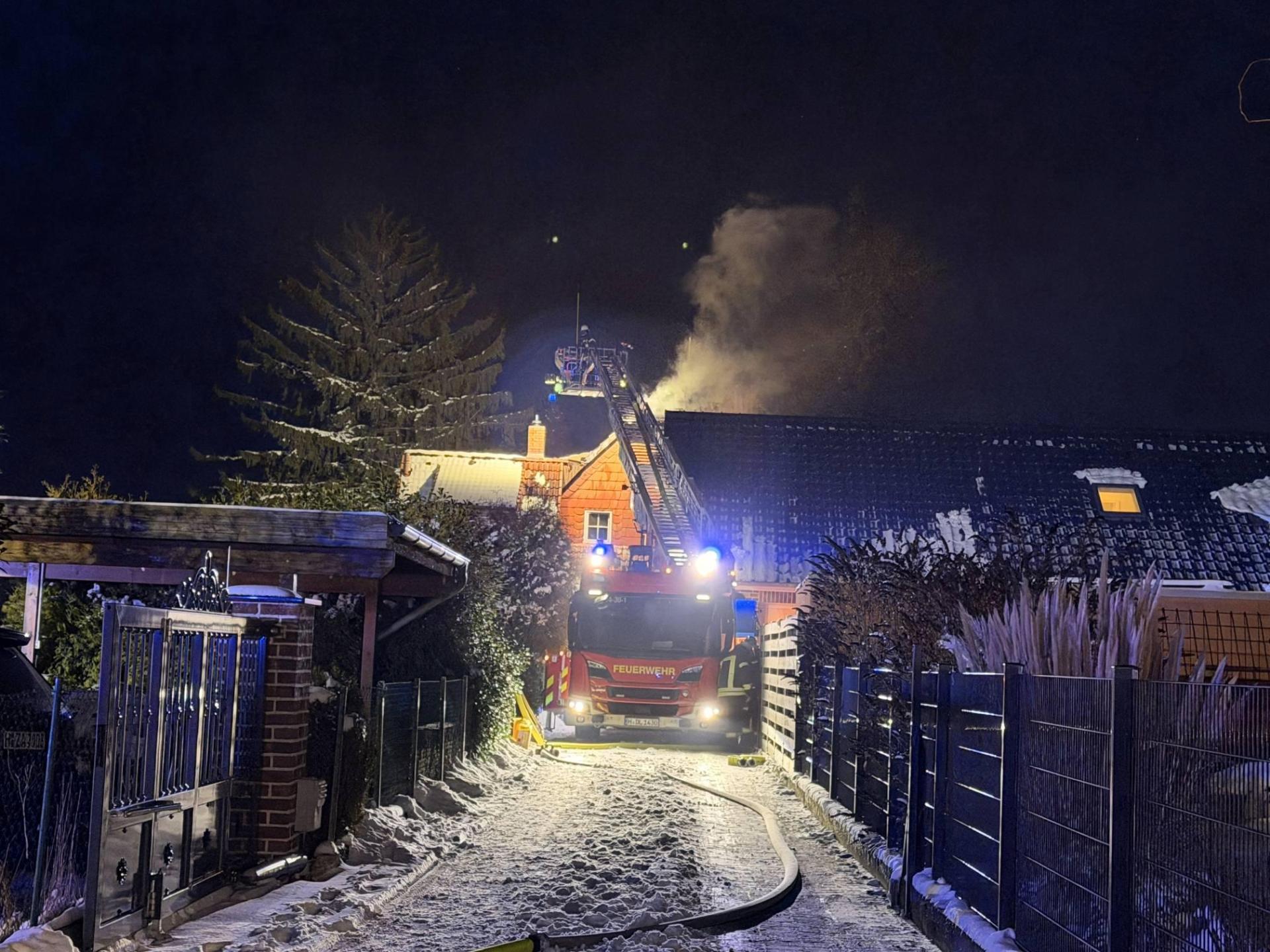 Vor Ort: Die Feuerwehr im Einsatz. (Foto: Feuerwehr)