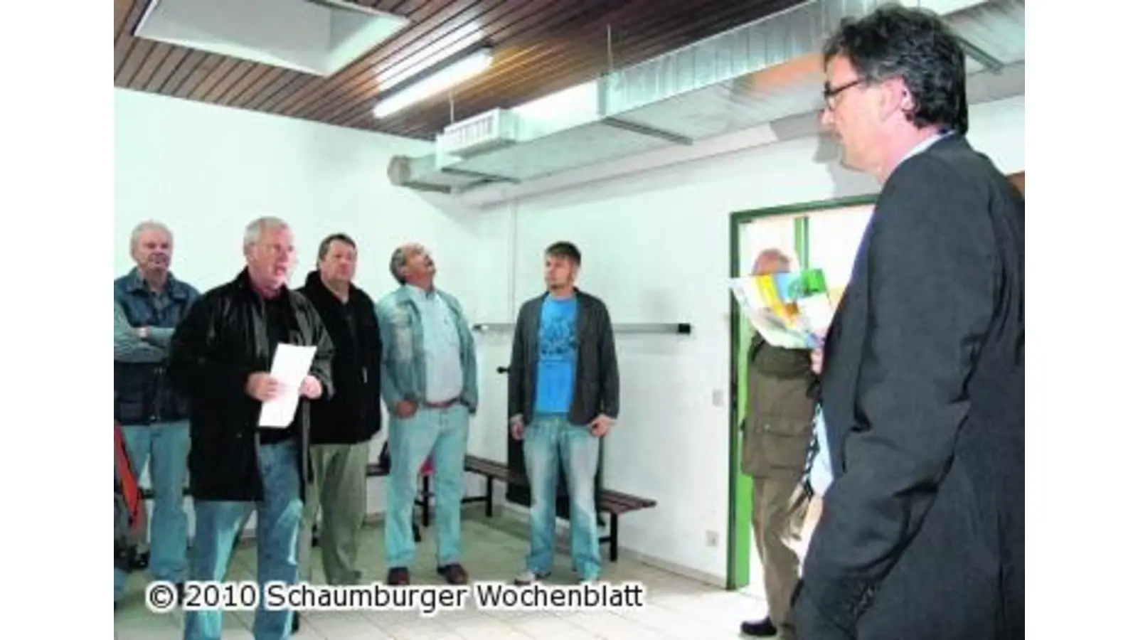 Ausschussmitglieder besichtigen die gemeindeeigenen Bauprojekte (Foto: tt)