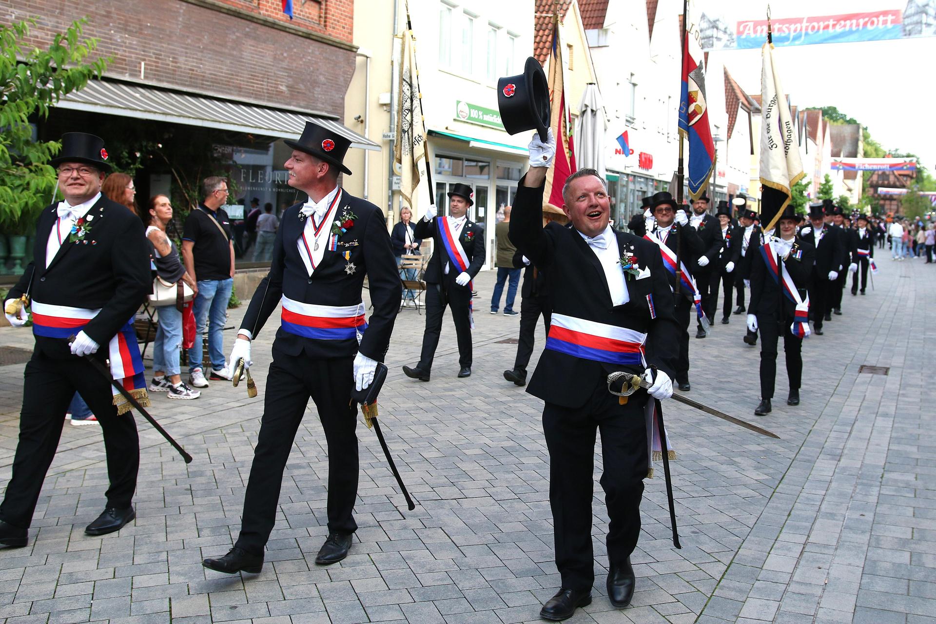 Die Stadthäger haben am Mittwoch den Start des Schützenfestes fröhlich gefeiert.  (Foto: bb)