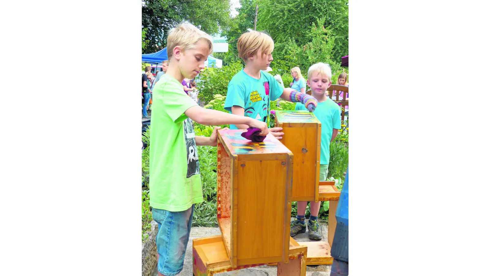 Auch zweibeinige Bienen tummeln sich beim Honigfest (Foto: al)