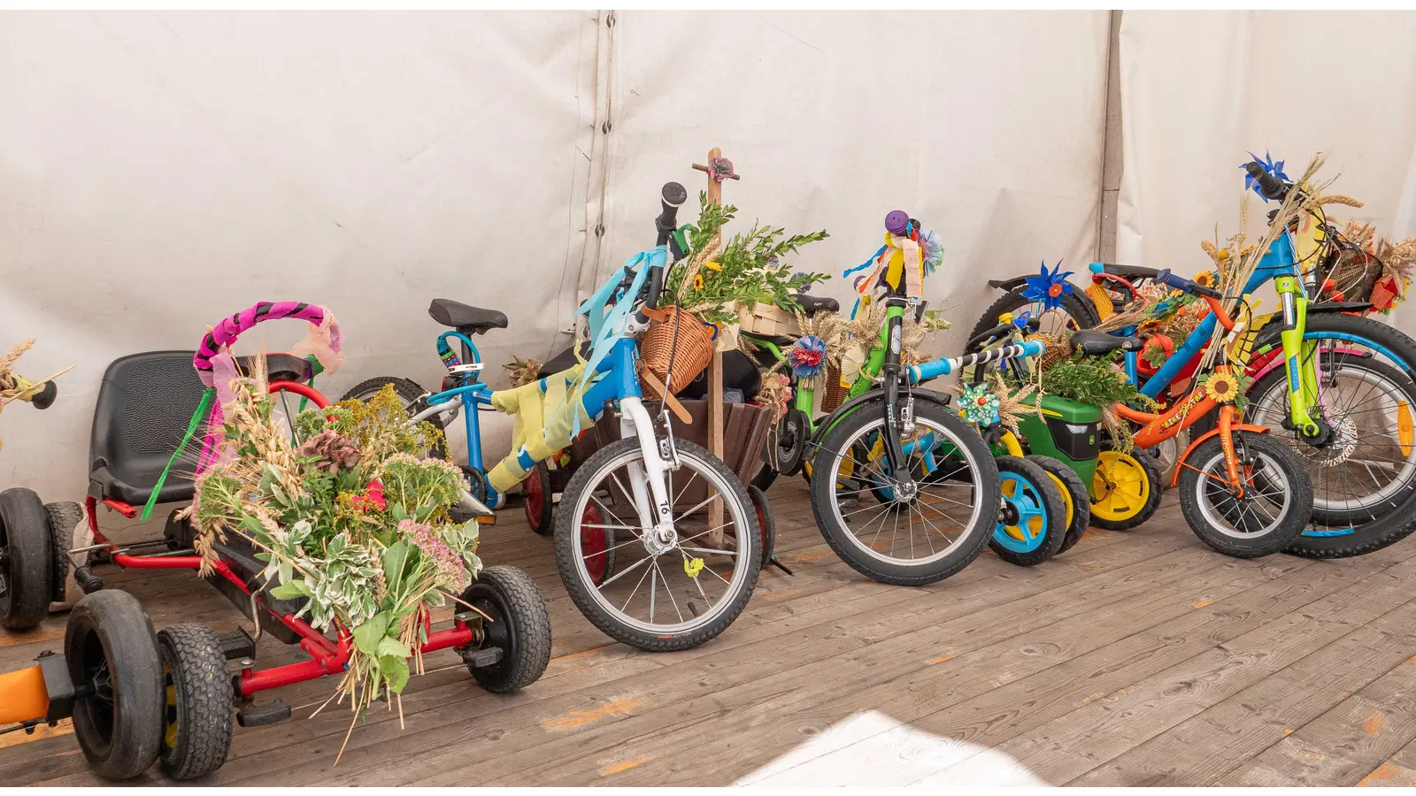 Bunt geschmückte Kinder- Fahrräder, Ketcars oder Bollerwagen hübschen das Erntefest in Haste auf.  (Foto: wk)