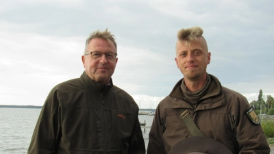 Unterwegs: Torfmoorinteressenten-Vorsitzender Wilhelm Cordes (li.) und Naturparkranger Hauke Zirfas. (Foto: privat)