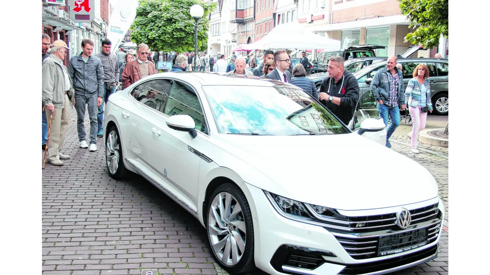 Lack und Chrom blitzen auch nach Regenschauer (Foto: bb)