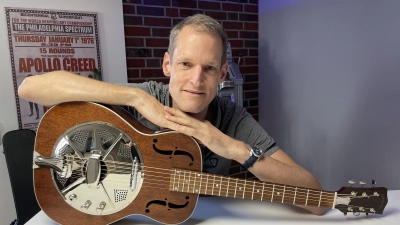 Mit seiner Westerngitarre: Dennis Kühn. (Foto: privat)