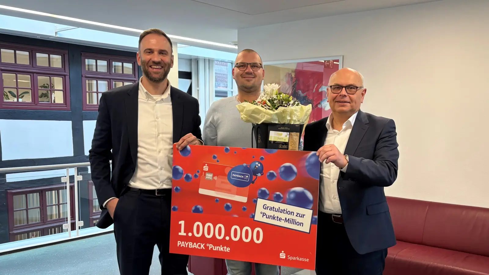 Die beiden Sparkassen-Mitarbeiter Stefan Requardt (links) und Stefan Nottmeyer (rechts) mit Gewinner und Payback-Punkte-Millionär Stefan Schwarz. (Foto: privat)