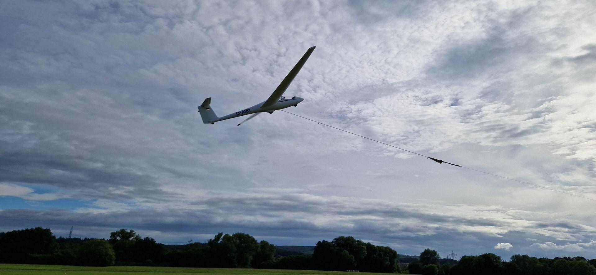 Von der Seilwinde wurde Lukas Weihmann auf gut 300 Meter Höhe geschleppt, (Foto: privat)