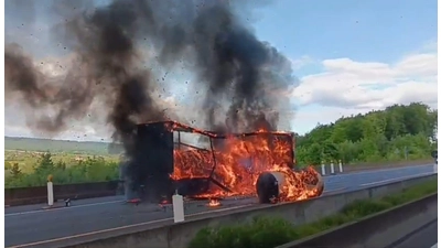 Totales Verkehrschaos herrscht nach dem Brand auf der A2. (Foto: FF SG Eilsen)