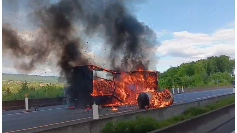 Totales Verkehrschaos herrscht nach dem Brand auf der A2. (Foto: FF SG Eilsen)