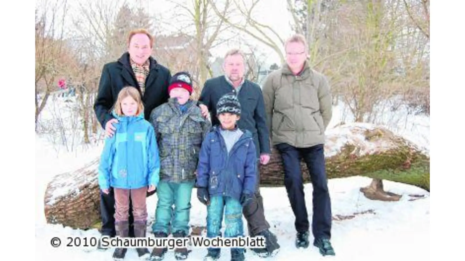 Auf großer Fährtensuche mit den begeisterten Schülern (Foto: red)