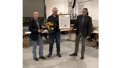 Bürgermeister Wilfried Mundt (li.) und Gemeindedirektor Markus Jakobs (re.) zeichnen Uwe Budde aus.  (Foto: privat)