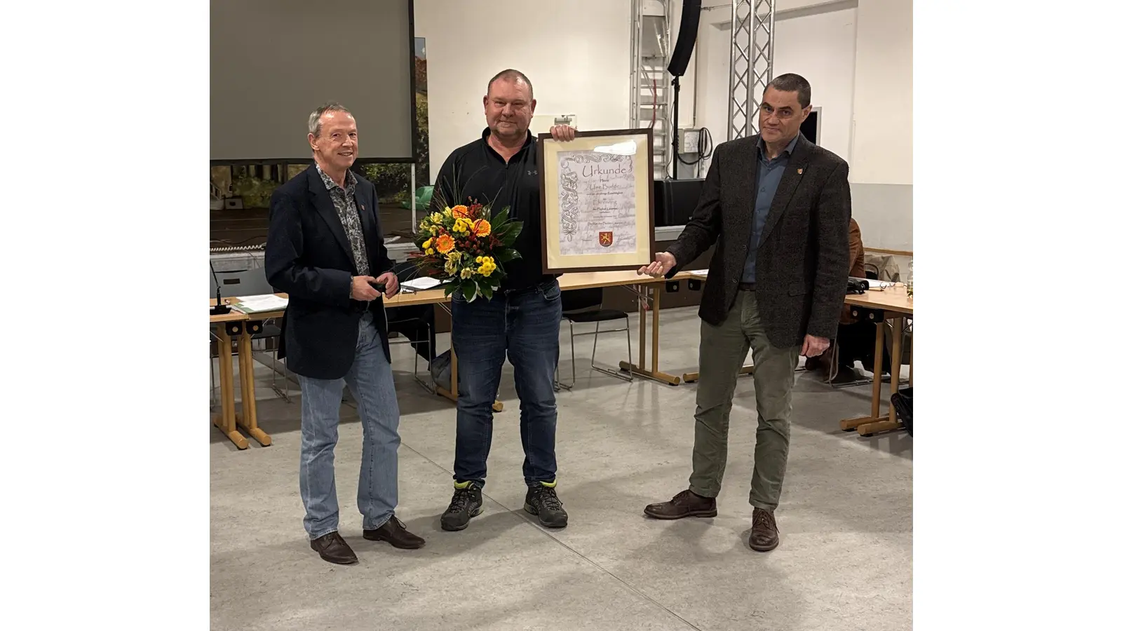 Bürgermeister Wilfried Mundt (li.) und Gemeindedirektor Markus Jakobs (re.) zeichnen Uwe Budde aus.  (Foto: privat)