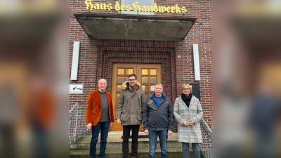(v.l.n.r.): Geschäftsführer Andre Harting, MdL Jan-Philipp Beck, Kreishandwerksmeister Dieter Ahrens, MdB Marja-Liisa Völlers. (Foto: privat)