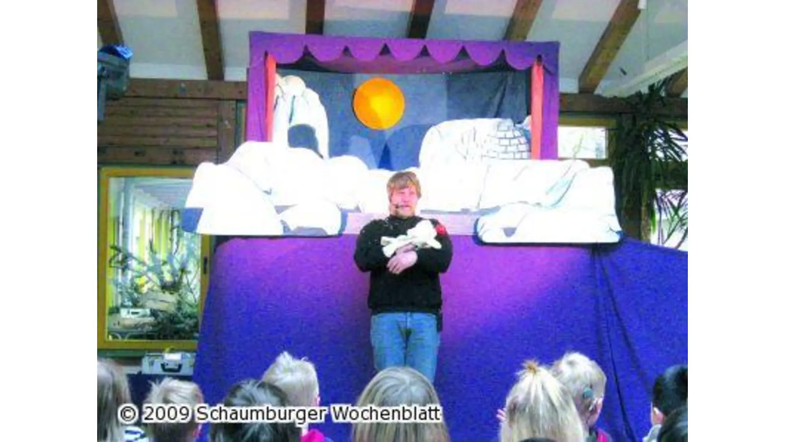 Kinder sehen Puppenspiel (Foto: red)