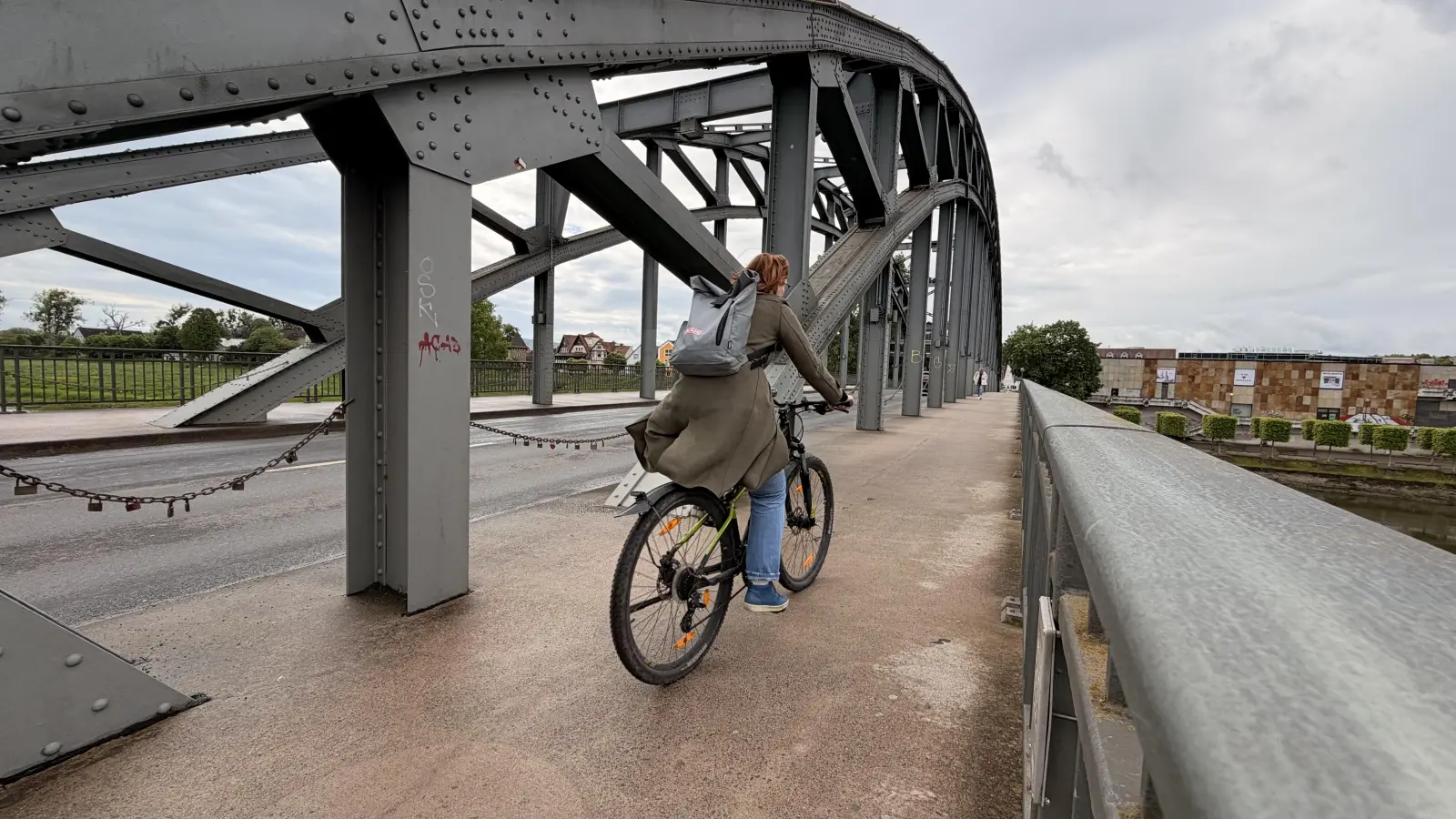 Das Nadelöhr in Rinteln für den Radverkehr ist zweifelsfrei die Weserbrücke. Dort gibt es zum einen ein hohes Kraftverkehrsaufkommen, zum anderen aber Fuß- und Radverkehr in erheblichem Maß. (Foto: ste)