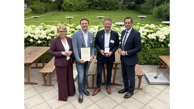 Innenministerin Daniela Behrens und Ministerpräsident Olaf Lies (re). übergeben die „Niedersächsische Sportmedaille” an Felix Kruckenberg, Ressortleiter Kommunikation des TSV, und Lars Kruckenberg (2. v. re.), Ressortleiter Sport des TSV,  (Foto: privat)
