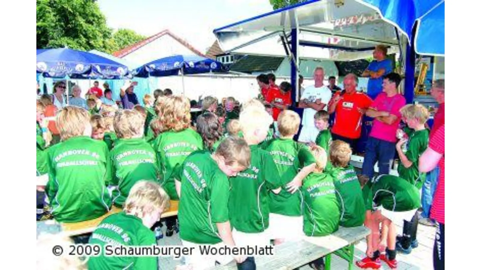 Volksbank in Schaumburg unterstützt Hannover 96-Fußballschule des SCR (Foto: ste)
