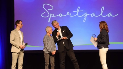 Auf der Bühne (v.li.): Tobias Rademacher, Renate Hofmann, Bürgermeister Carsten Piellusch und Erste Stadträtin Wiebke Nickel. (Foto: tau)