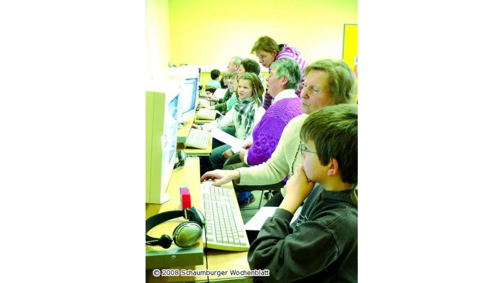 Schüler zeigen Handgriffe am Computer (Foto: al)