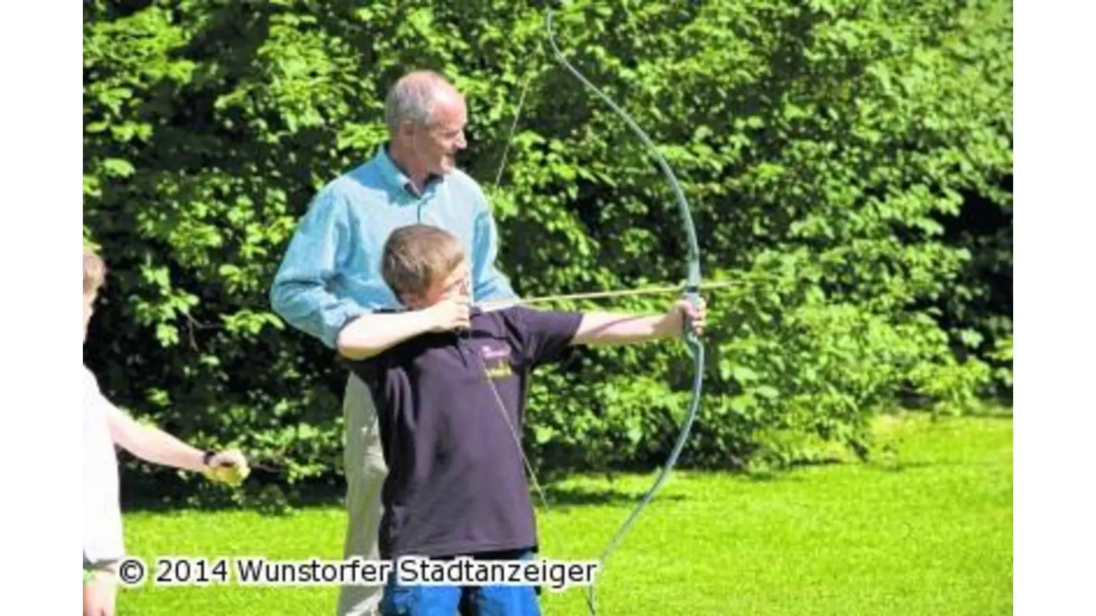 Die Retter nehmen Pfeil und Bogen selbst in die Hand (Foto: tau)