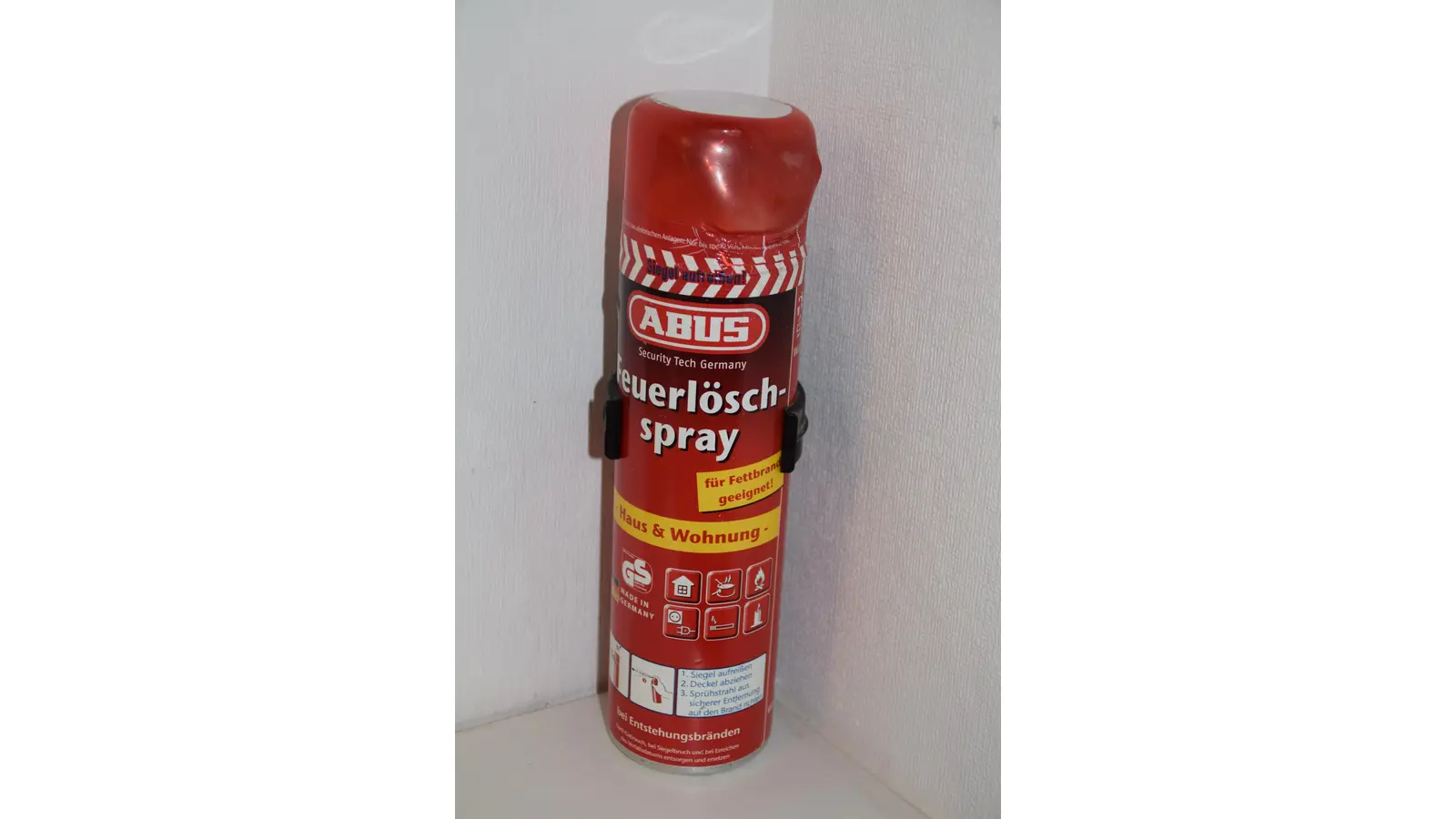 Ein Schaum-Feuerlöscher nimmt sehr wenig Platz weg - hier in einer Fensternische. (Foto: ab)