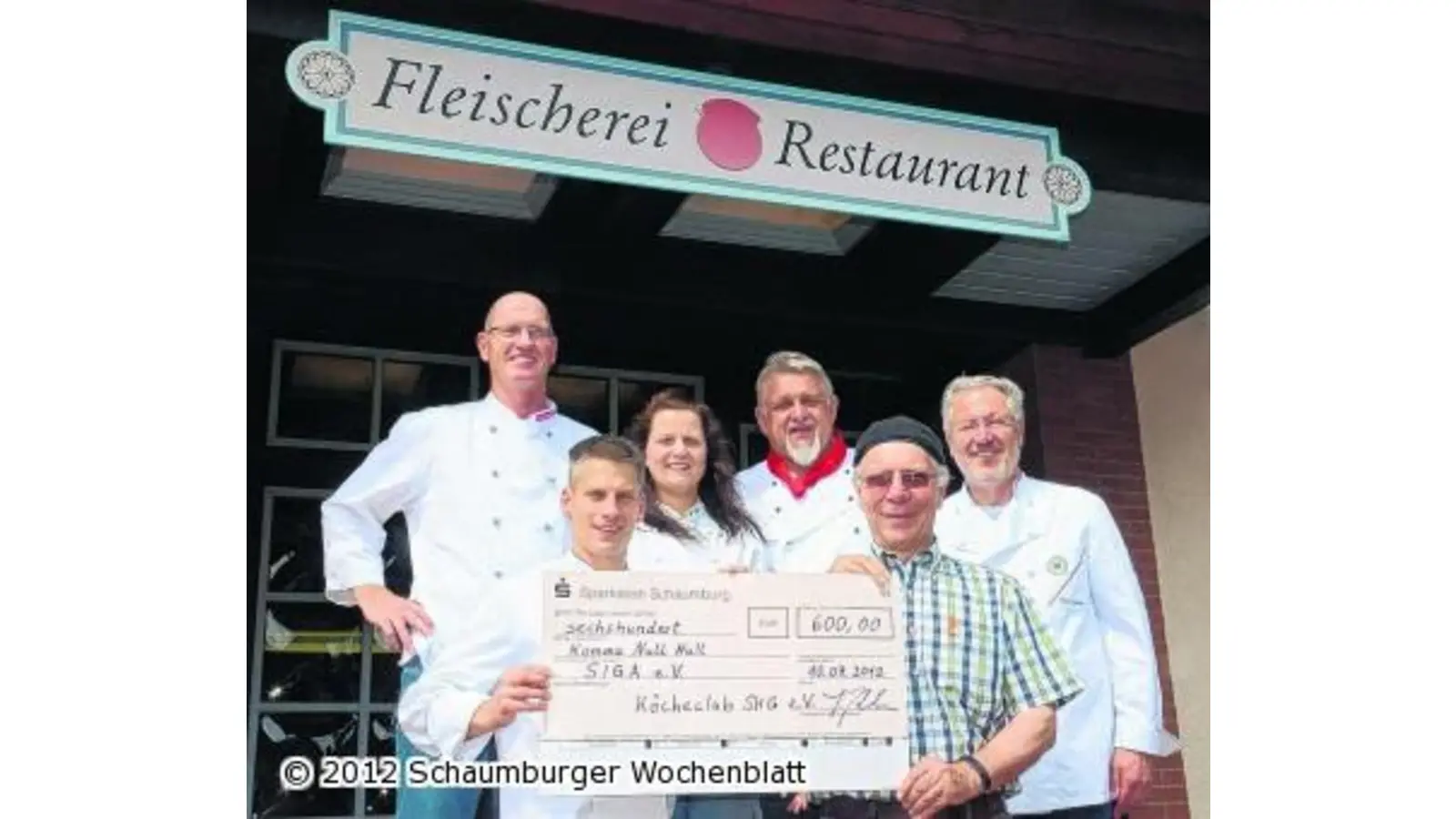 Der Köcheclub schält in Rekordzeit 1963 Kilogramm Spargel für einen guten Zweck (Foto: red)