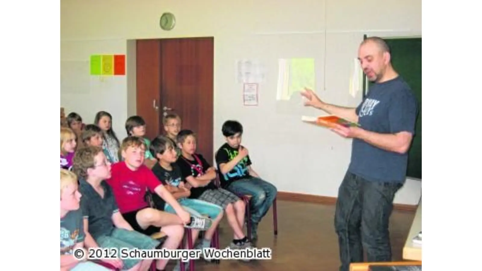 Hartmut El Kurdi liest in der Grundschule vor (Foto: ag)