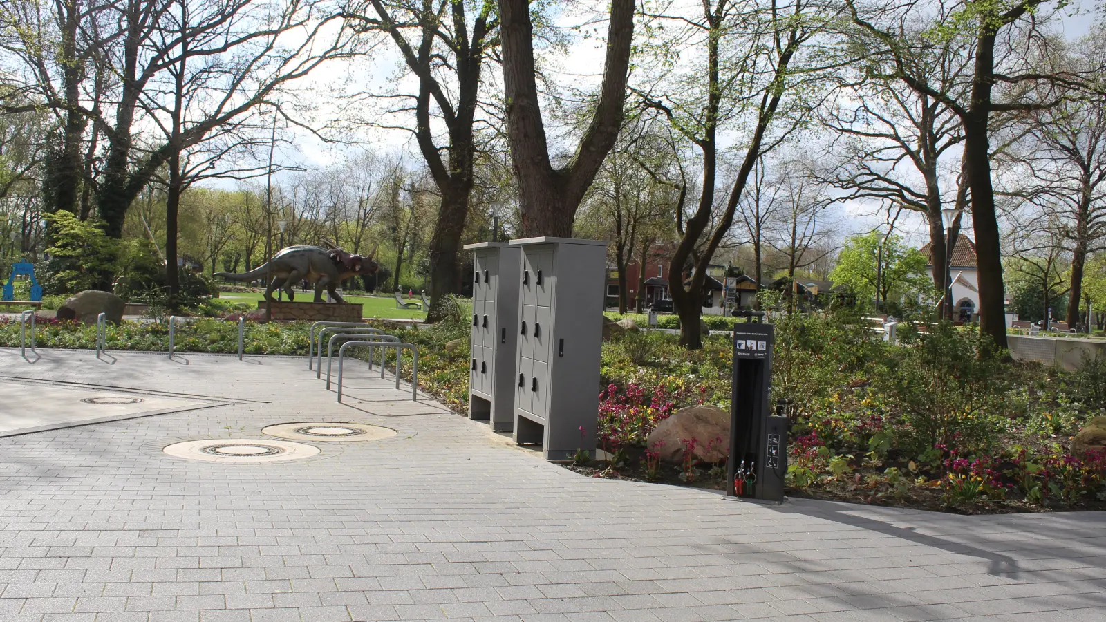 Gut gerüstet für Fahrradfahrer: Fahrradbügel, Schließfächer für Akkus und Reparaturstation am Rande des Platzes an den Strandterrassen. (Foto: wb)