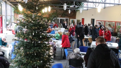 Markttreiben: Viel Betrieb in der Pausenhalle der Grundschule.  (Foto: gi)