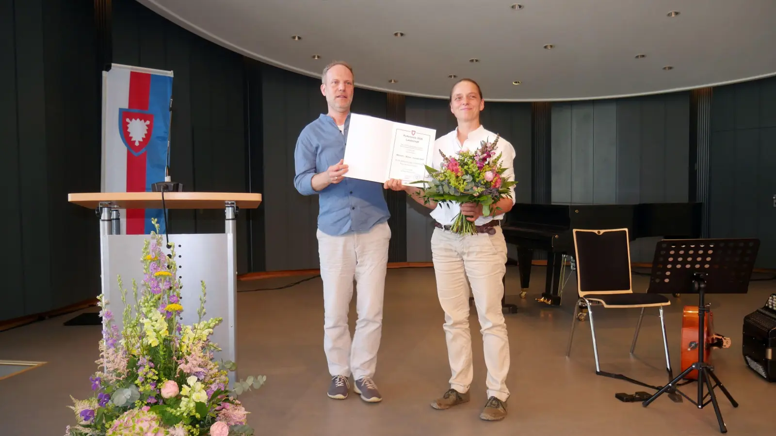 Preisträgerin Anna-Lisa Giehl mit Jurymitglied und Laudator Jorge Groß. (Foto: gk)