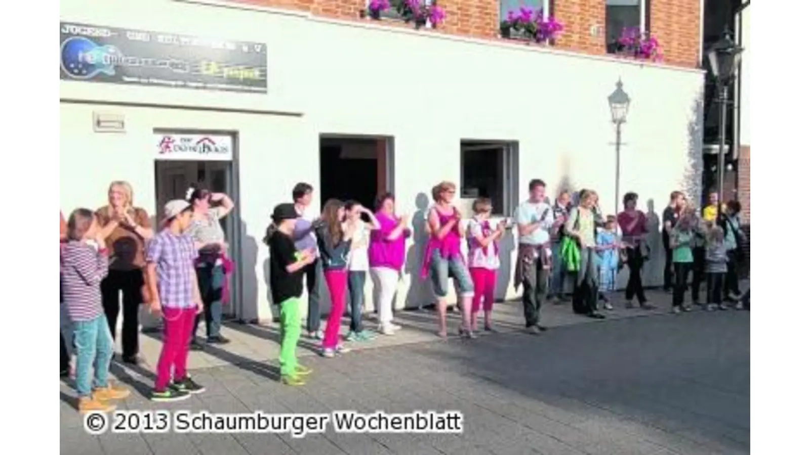 Zuhörer stehen am Fenster (Foto: al)