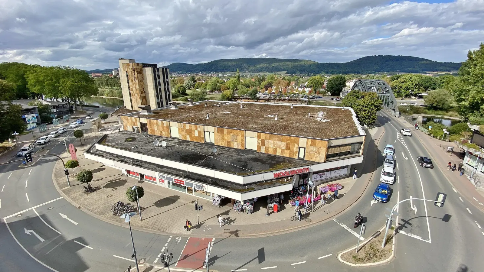 Über dem derzeitigen Baukörper „A” (Woolworthbereich) sollen die neuen Hotelzimmer entstehen. Der jetzige Hotelturm soll zu Wohnungen umgebaut werden.  (Foto: ste)