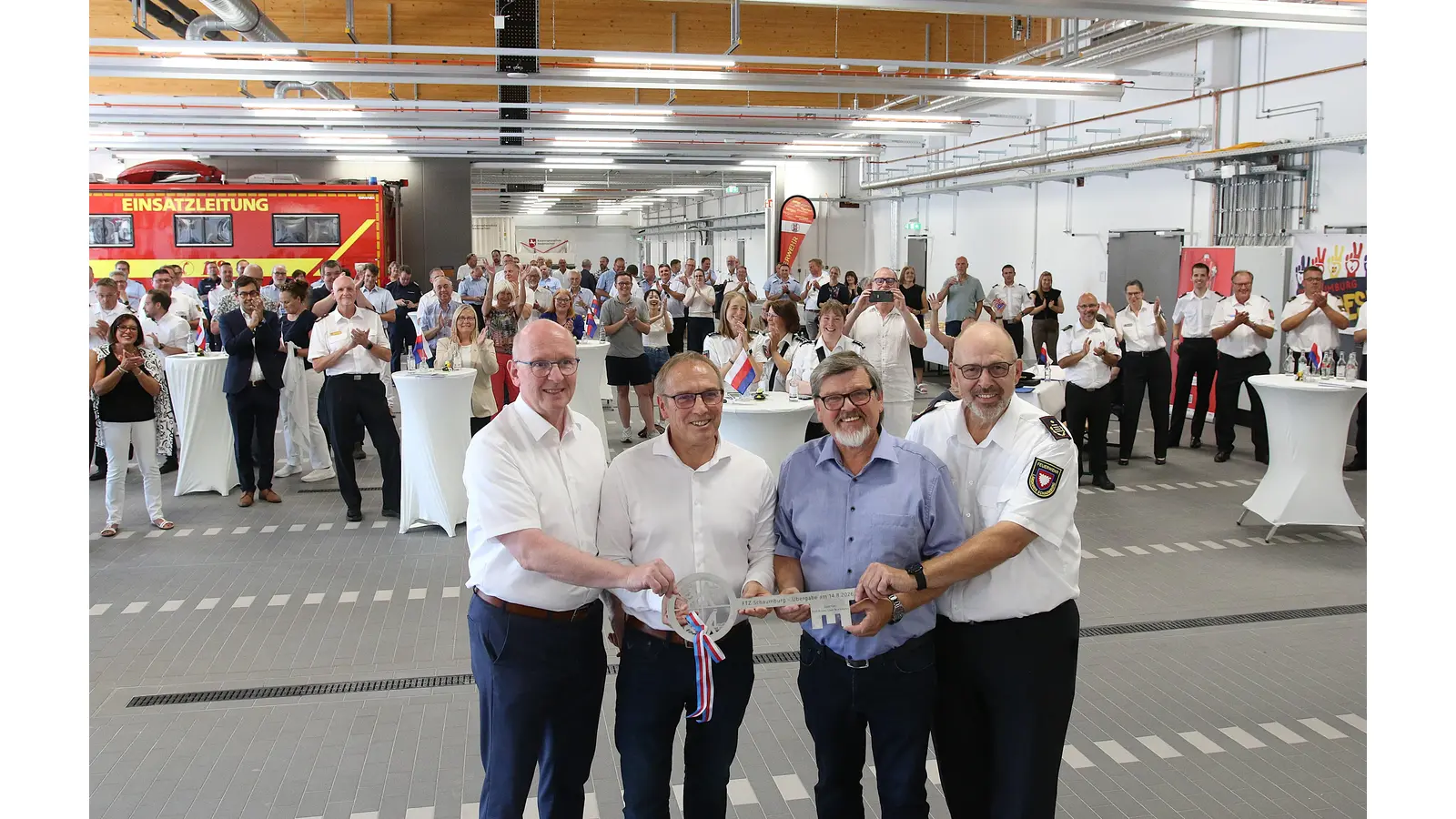 Landrat Jörg Farr (li.) und Kreisbrandmeister Joachim Muth (re.) nehmen den symbolischen Schlüssel für die neue Feuerwehrtechnische Zentrale von Uwe Brinkmann (2. v. li.) und Rolf Bruns entgegen.  (Foto: bb)