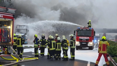 Die Löscharbeiten auf der A2 zwischen Rehren und Lauenau laufen. (Foto: privat)