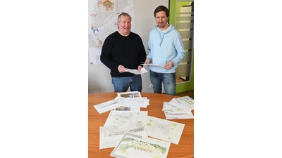 Die für das Gebäudemanagement der Stadt Bückeburg zuständigen Mitarbeiter Holger Schmitt und Sebastian Braun haben die aktuellen Baupläne vorgelegt.  (Foto: nd)